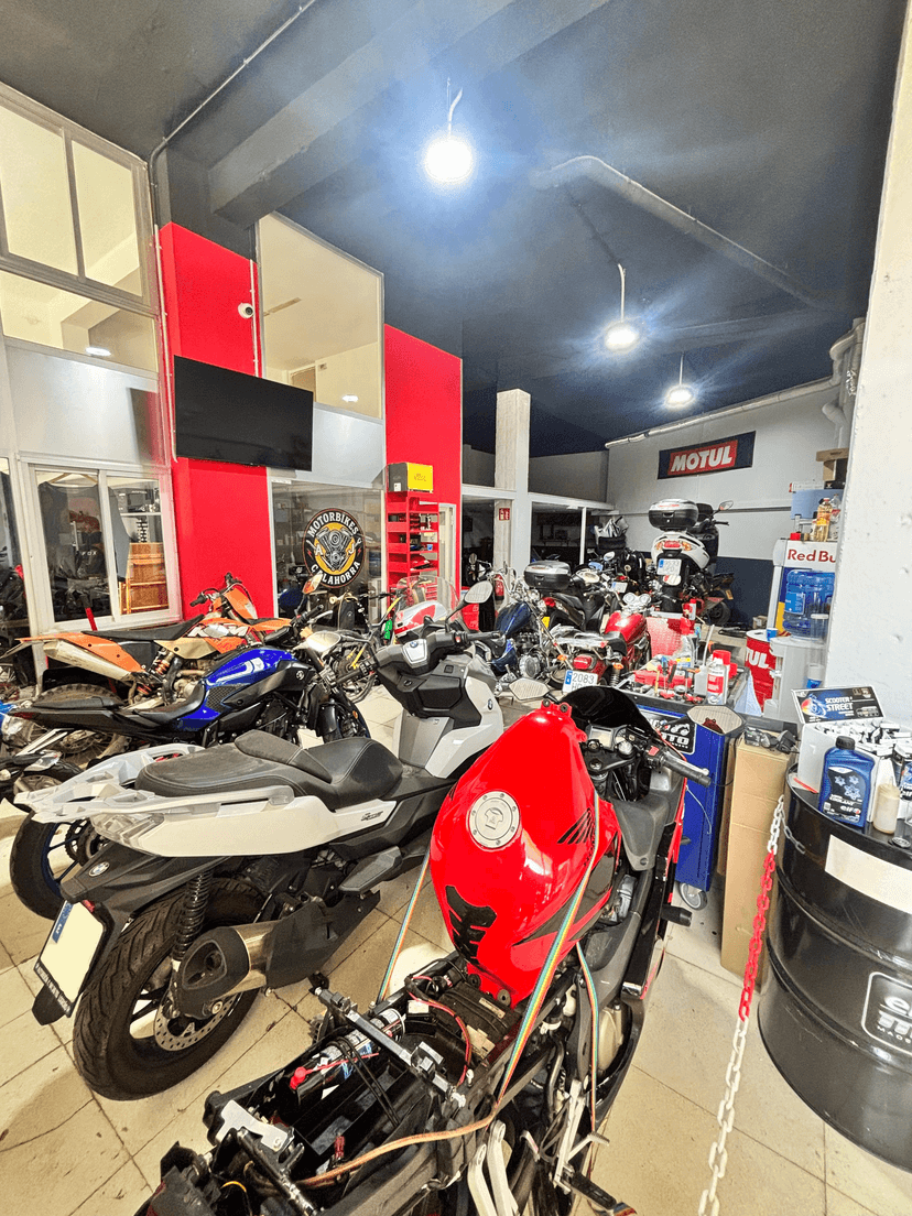 Interior del taller AJ Motorbikes con motocicletas en Calahorra